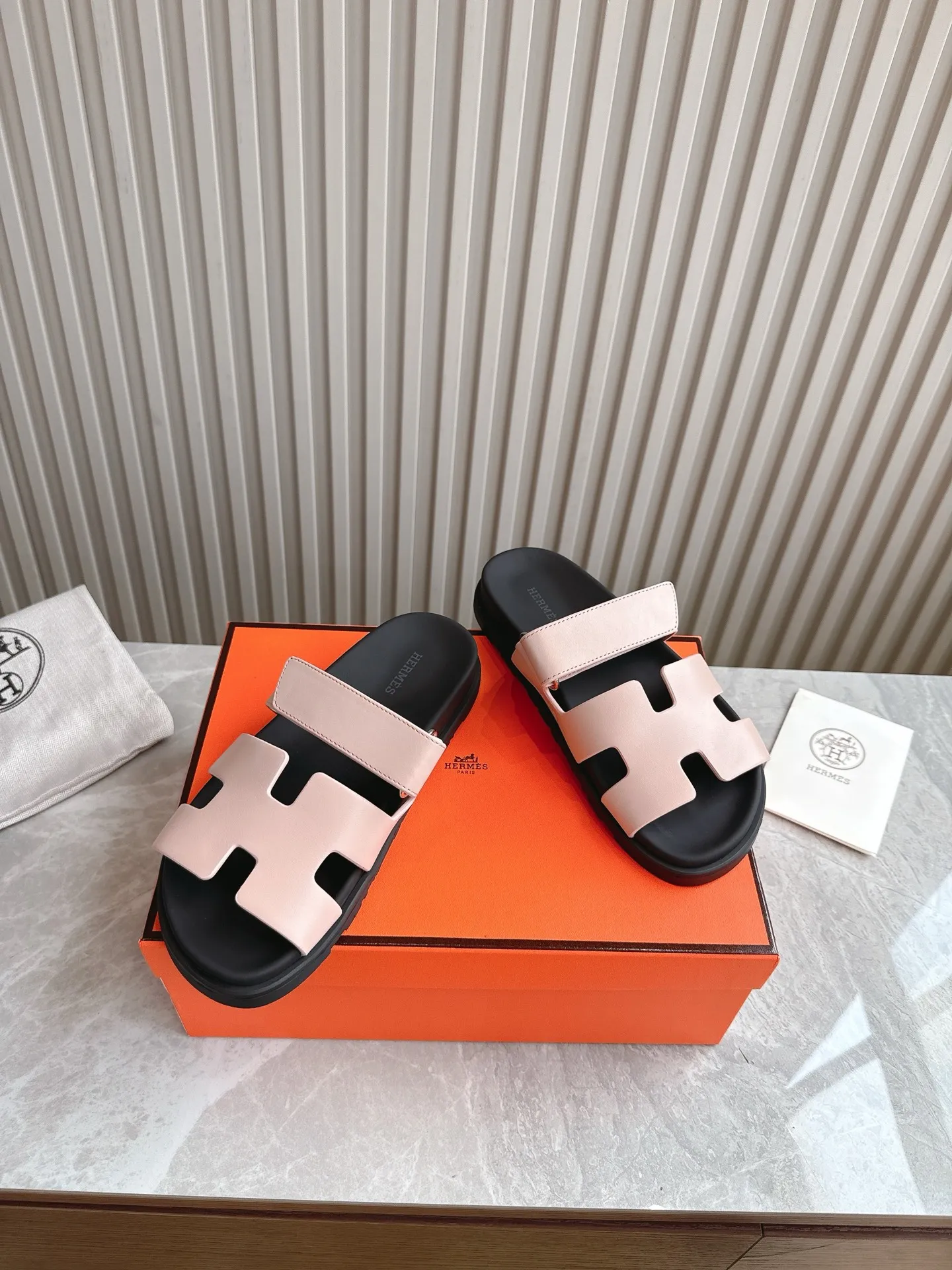 p480🐮🐮Couple model (top version) H family 2024 spring and summer new style HERMES Hermes' recently popular couple model pig nose angle sandals and slippers, paired with various colorful socks, popular. Upper: imported original deerskin (the genuine leather edging is not ordinary super migration). Lining: imported genuine leather. Outsole: Tpu non-slip and wear-resistant outsole. Size: Female 35-42 (40/42 non-returnable and non-exchangeable) Male size: 39-45 (45 non-refundable and non-exchangeable)